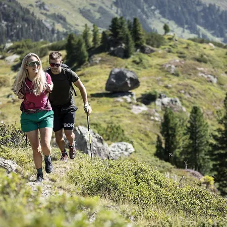Beim Lois Isskogelblick - An Alpenluxus Appartement, Zillertal アパート *
